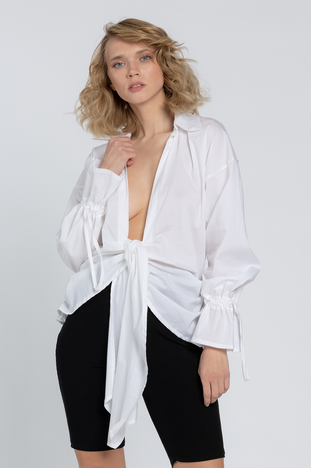 BD326-camicia-con-fiocco-e-scollo-04